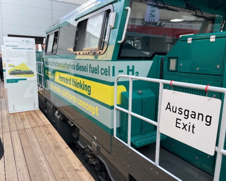 Hybrid-electric shunting locomotive